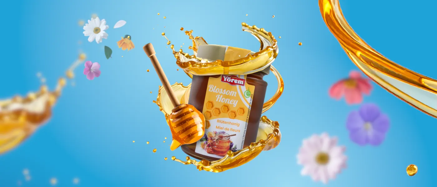 Ein Glas Yörem Blossom Honey (Blütenhonig) im 340g-Glas steht im Mittelpunkt. Es wird von einem goldenen Honigwirbel und einem Honiglöffel umrahmt. Im Hintergrund fliegen bunte Blüten wie Gänseblümchen, lila und rosa Blumen vor einem hellblauen Hintergrund. Das Bild vermittelt Frische, Natürlichkeit und süße Genussmomente.