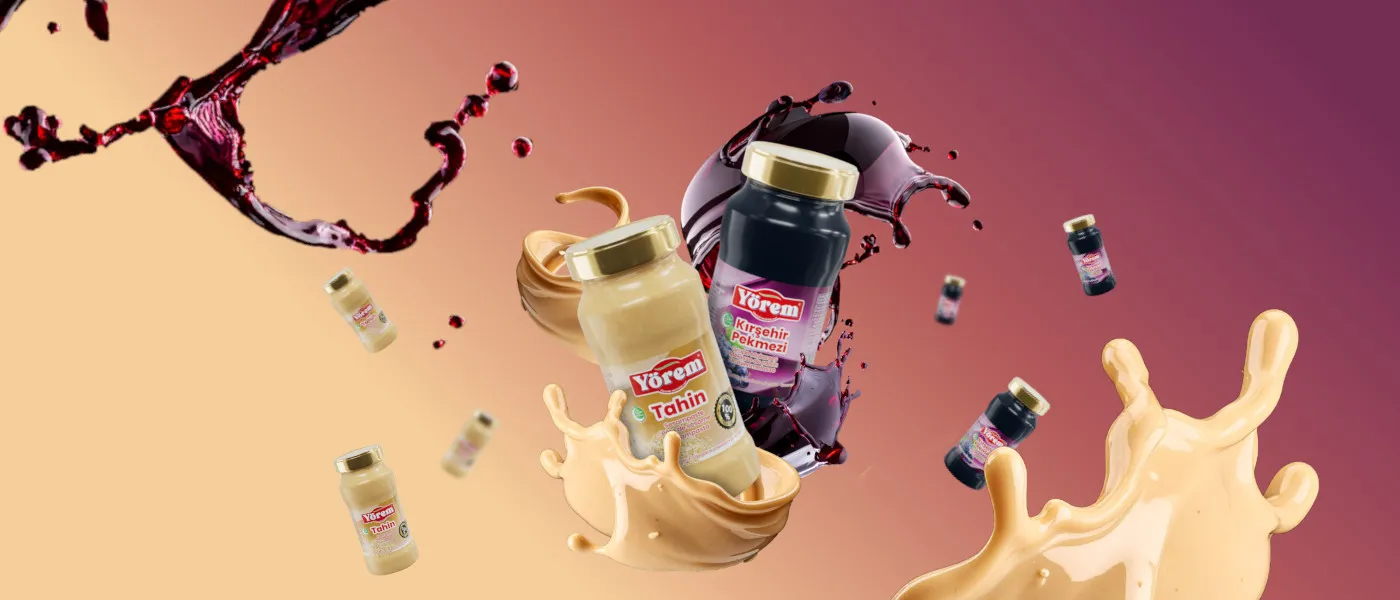 Produktabbildung von Yörem Tahin (Sesampaste) und Kırşehir Pekmezi (Traubensirup) in gläsernen Behältern mit goldfarbenem Deckel. Die Produkte schweben dynamisch auf einem farblich verlaufenden Hintergrund in Beige, Orange und Lila. Umgeben sind sie von spritzenden Flüssigkeitseffekten – cremefarbener Tahin und dunkler Pekmez – die eine lebendige, schwungvolle Bewegung erzeugen. Im Hintergrund sind kleinere Versionen der Gläser mehrfach verteilt